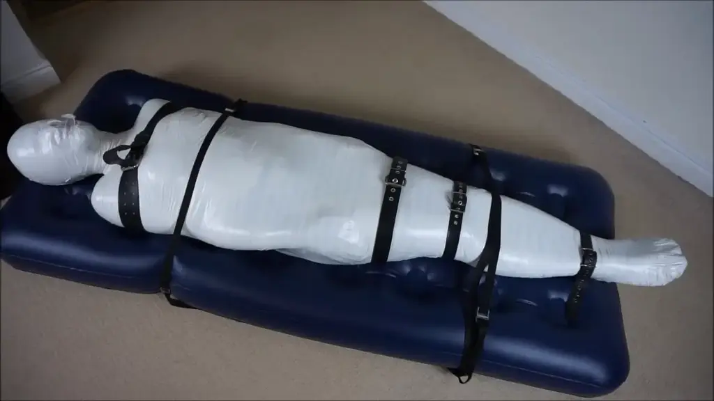 White Mummy 伪娘<br>Nina has been mummified by Sarah Bright and Debbie Bond and has now become Debbie's play thing. She only has a mouth slot to breath through but this is not easy when Debbie face sits her and also tapes it up only giving her air when she's desperate. 