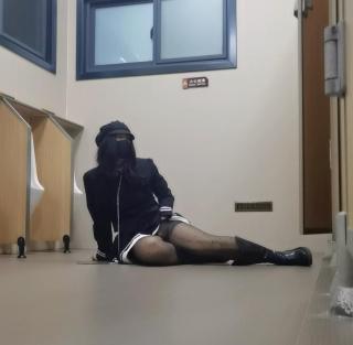 过度酗酒+服用my后在公厕发情的小母狗，最后晕倒在公厕等待有缘人的到来 过度酗酒 服用my后在公厕发情的小母狗，最后晕倒在公厕等待有缘人的到来
