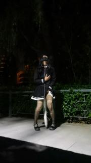 [预告] 小男娘的户外灌肠喷射经历+被主人灌肠后插上尾巴，并要求外卖小哥帮忙拔掉尾巴～～户外+露出+勾引+灌肠+肛塞 被主人灌入2L水后的小男娘要求在户外拔出尾巴～<br>啊啊啊太羞耻啦<br>要求外卖小哥帮忙拔掉尾巴又会怎么样呢<br>（中间内容黑屏是与外卖小哥的对话啦～当时摄像头还没有朝向我～可以放心购买哦）
