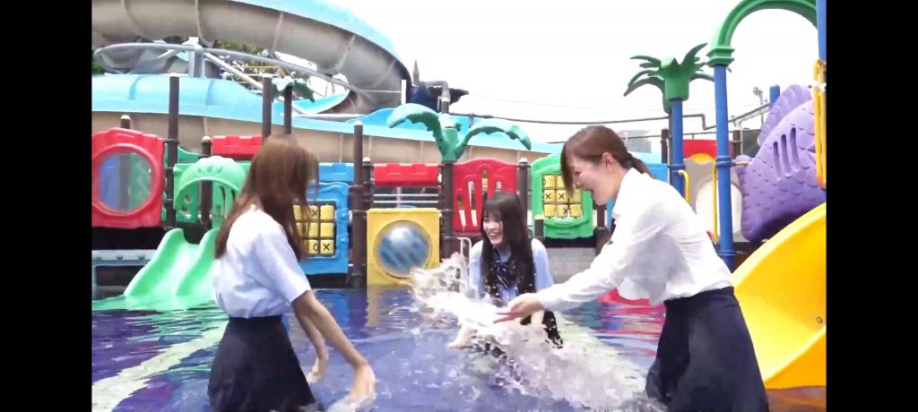 Wetlook Scene0465 Fetish Factory Gagon的制服湿身作品，三个女孩穿着JK制服在水上乐园玩到全身湿透，十分放松，出来后裙子还在滴水，青春与诱惑并存。