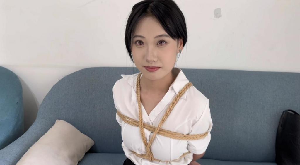 【禾一原创】 新模小慧 极品身材 《模拟被绑架逃脱自救依旧访谈》大三甜美女孩 演技非常棒 【禾一原创】QQ:3212989828 定拍咨询，接定拍，版权买断，独享，小剧情定拍等！加好友备注来意！定拍只接绳艺捆绑＋轻调教，不接大尺度，违规露点露出，色情内容，[X_X]，重口的！
