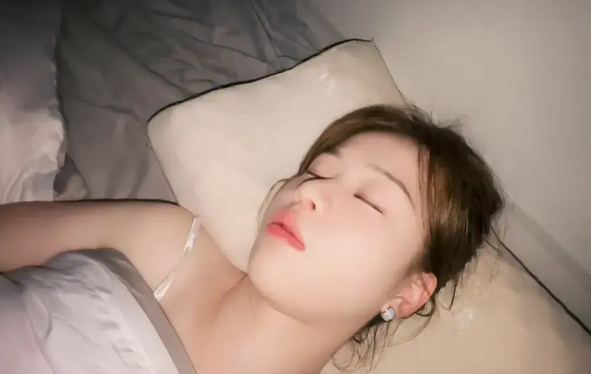 【比尔】致命诱惑 变态男一次偶然机会遇见了回家的女白领，看着那迷人的高跟鞋与包臀裙，心里想肯定是个不错的女秘书，悄悄看着女人换完鞋子进去房子，<br>他马上迎上去闻还残留的余香，这并不会就是新闻中经常出现的bt吧！BT男为了摸清女人的作息情况连续几天蹲点守候，找准一天机会男人从阳台窜入房子，<br>进去房子后，果不其然这个时候的女生正睡得香呢，他悄悄的接近看了看那致命的高跟鞋，看了看这细嫩的肌肤，然后开始猥亵与盗窃行动,谁知行动被女人发现，<br>女人正准备报j之际，一把尖刀已经驾到脖子上，被威胁下，女主只能配合，男人的行为变本加厉，女人不同意，最终女人被男人[X_X]遇害，开始玩弄与随意摆弄姿势躯体.<br>诚招模特可联系 暂时不考虑cd 解压密码bill<br>原味衣服道具售卖 定拍合作请联系QQ2838269780