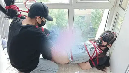 【一颗露露子】 双马尾露露吊带袜虐足高跟短裙极限驷马放置挑战 ，裹手蒙眼堵嘴电击强制抬头声带压迫放置15分钟，挑战结束强制吊腿榨精 【一颗露露子】双马尾露露吊带袜虐足高跟短裙极限驷马放置挑战 ，裹手蒙眼堵嘴电击强制抬头声带压迫放置15分钟，挑战结束强制吊腿榨精<br>露露子的新挑战，被强迫穿了一双小一号的高跟鞋，腿部并腿捆绑并且强制与鞋子捆绑在一起，防止自行脱掉高跟鞋。在足部收到超级压迫的状态下，露露将被绑成驷马开始今天的挑战：<br>露露先后被贴上电击贴片，强制开口马具口塞并戴上眼罩，手部被缠成一个球状防止自行脱缚，身体被绑成了极限驷马的状态并吊在吊环上防止翻身。声带被压迫无法发出求救————————<br>"天猫精灵，倒计时15分钟"随之计时开始，露露没有反悔的余地了，被绑成这样强制电击驷马放置15分钟结束。期间并不断的用道具挑逗。忍受无法吞咽口水和声带被压迫的折磨，强制抬头却看不到一点光，<br>想扭动却发现根本就是徒劳，脚部的折磨随着挣扎不断的加剧，但都无济于事，只能默默的祈求时间一点点流逝………………<br>  被放置过后的露露依然不会好过，双脚被吊起，仍不知道自己要被强制榨取净精华了，一向敏感的露露哪能逃得过这一关，自然被玩弄的惨叫连连，最后被遗忘窗边…………<br><span style='color:#b0b0b0;'>[隐藏文字，购买后可见]</span><br> 解压后请将mp4x后缀改为mp4 
