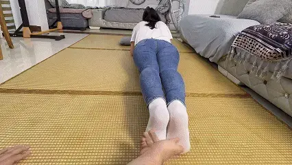 白袜女孩的TK惩罚 玉箫定拍 正在锻炼身体的女孩被TK脚心 足部特写 特地嘱咐要挠得痒些 