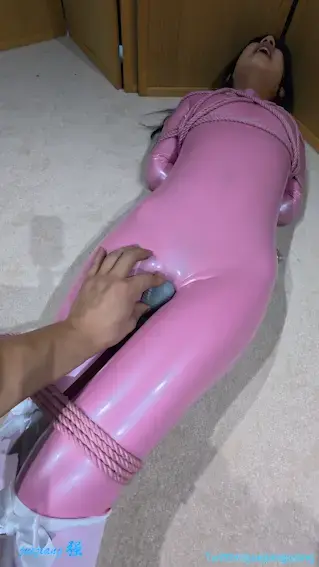 小羊粉色乳胶衣幻龙入体 粉色胶衣 因为是颈入式的所以玩具在穿之前就已经进入了 胶衣很贴合加上有弹力想出也出不来 稍微动一下就会深入 微透的胶衣带来不一样的体验感 <br>有需要的老板可以联系 有想看的服装道具什么的可以提建议 联系我了解更多花絮日常 喜欢的可以关注支持一下 出原味可定制 想要定拍.约现 联系请通过twitter-@juejiangqiang Q联系1846307298