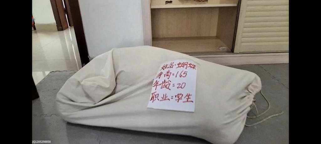 【精致定制】人贩表哥1 已经很久没有定制过视频了，这次决定找精致工作室定拍，老板态度很好，演员也很敬业，有需要的同好可以联系他们。<br>好了，说回这次视频，当我第一次看到蝴蝶的作品的时候我就决定要找她拍一部学生的视频，她真的太适合了，然后这次依旧是剧情向，是我个人比较喜欢的人贩拐卖绑架贩卖女孩系列的，各种元素也很多。希望大家喜欢。如果这部销量还行的话，续集立马呈现给大家。另外，网盘连接如果失效的话已经上传到视频库了。