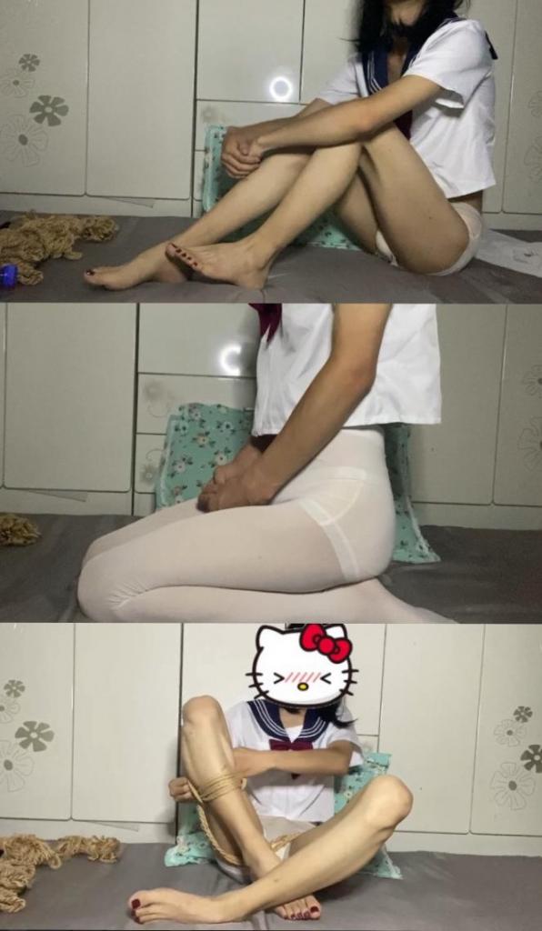 自娱自乐难受的绑法海老缚自缚版 换上可爱的白丝，用饮料瓶练习[X_X]，脱下白丝露出可爱小脚，光腿自缚海老缚戴红色马具口球外加[X_X]攻击，绳子缠绕着脖子，非常折磨的姿势（伪娘）