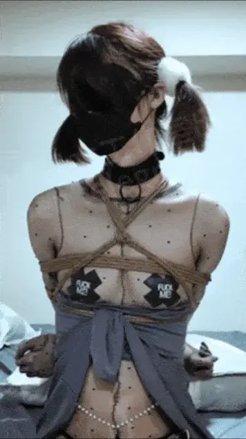 「PJ计划」系列「双马尾睡裙萝莉」连体波点灰丝，日式紧缚➕乳贴➕震动棒TD➕炮机强制gc疯狂抽插➕撅屁股sp，玩胸，tk等，超多体位不同玩法，冲榜高质量作品，请仔细看预览！！！！ 预览图画质有压缩！大了传不上来，实际画质1080p。<br>代号PJ-M，一只被精心打扮的洋娃娃——双马尾、灰丝睡裙、黑色高跟鞋，每一个细节都像是为了取悦主人的“理想造型”。在柔软的声音中哭着求饶，却仍被温柔地绑起，强制灌入快感的深渊。震动棒、炮机、撅臀调教，每一次哭泣都换来奖励般的抽插。她嘴里说不要，身体却早已学会撒娇式高潮……甜美的堕落，才刚刚开始.......敬请期待