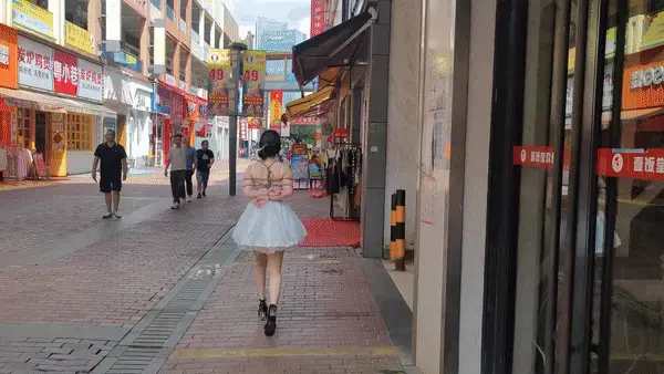 长颜草定拍，捆绑户外逛街，过马路，摊位便利店购物 长颜草定拍，模特穿9cm高跟鞋，吊带露背蓬蓬短裙，双手被捆绑，绳子完全外露无遮挡，大白天在商场逛街，挑战被绑着在早餐摊位、便利店购物，路口等候红绿灯，穿越斑马线，路人回头率百分百。<br>有个彩蛋，摄像小姐姐是她们家另一位模特芊橙。<br>原视频9个多G，解压密码：336699