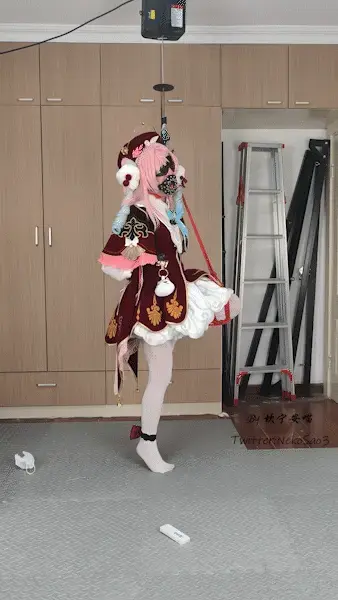 [坎喵]绝望的自缚-星穹铁道cos-风菫单腿踮脚[X_X]+斐济杯强高地狱 哈喽，这里是坎喵，是个努力想要变可爱的男孩子~<br>[有求必应的风菫这回收到了一个奇怪的请求——对方希望风菫能够以特定的姿势把自己绑起来，同时录下整个过程。既然是有求必应，风菫也只好勉为其难的答应了，毕竟她自己也十分好奇……她遵照指示把一条腿捆成了折腿，然后用一根项圈拷住自己的脖子，连带折腿的绳子固定到了一个吊索上，接着将双手拷在了身后，最后把自己吊了起来，吊索拉扯着她的脖子，让她不得不站起身来，最后只有一只脚能够勉强踮地，当然她也没忘了打开胯下那个奇怪的小道具，根据指示上的说明，这玩意能够带给她“无与伦比的快乐”……]<br>前12分钟为自缚过程<br>网盘传源文件会挂，所以传了压缩包，如果可以尽量用林子的保管库下载吧<br>另外推特(或者叫X）和林子同名，ID @NekoSao3，欢迎关注~<br>随缘接自缚类定拍，有需求的客官可以林子站内信或推特私信联系~<br><span style='color:#b0b0b0;'>[隐藏文字，购买后可见]</span>