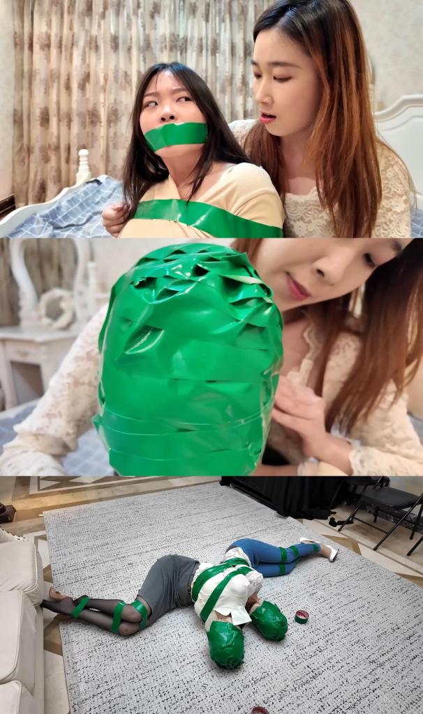 枫叶定拍————女老板与女保镖下，布基胶带极致缠绕捆绑封头，诺澜制裁背后算计她的雨诺和南清 女老总站在柱子前，双臂交叉放在柱子后被绳子绑在一起，上身和柱子绑在一起双腿先用绳子绑住脚腕和膝盖，然后和柱子缠绕在一起捆绑好。两位保镖竞选人也都被驷马捆绑起来，三人都被会不断勒紧的丝袜套住脑袋。南清一番挣扎无果后，昏了过去，女老板大声呻吟求救。最终是诺澜成功脱缚，她解开自己的捆绑后赶紧摘下老板脑袋上的丝袜与堵嘴，之后再去营救南清，最终昏了过去，这一切被女老板看在眼里。<br>等到诺澜再醒来时，她发现自己和南清躺在一张床上。女老板走进屋告诉她刚才的一切只是安排的考核。女老板认为诺澜的实力足够担任她的保镖，但质疑诺澜为何要解救自己的竞争对手。诺澜大义凛然地批评女老板不该如此草菅人命。于是女老板便告诉诺澜自己从事人口买卖行业，告诉诺澜想要入伙必须也要心狠手辣。诺澜果断地拒绝了女老板，这时醒来的南清却控制了诺澜配合女老板将她用胶带捆绑起来。女老板让南清来解决诺澜，于是南清用胶带将诺澜的身子和脑袋都密不透风地缠绕，将她玩弄直至晕厥。南清准备向女老板报告，却听到女老板在电话里继续让人介绍女保镖。原来女老板是假意让她入伙，内心看不上这个能力低下的人，打算解决她。<br>南清偷袭了女老板，结果却被女老板反杀。最终女老板也将她用同样的方法胶带捆绑起来，疲惫的她将两个被胶带裹住头的美人搂在怀里睡了过去。然而诺澜脑袋上的胶带存在缝隙，让她没有彻底晕厥。她趁机脱缚并制服了女老板。<br>正义的诺澜并没有对这两个毒妇心慈手软，她将二人都用胶带捆绑缠头后，将二人连缚起来，让她们在绝望中接受自己的惩罚......<span style='color:#b0b0b0;'>[隐藏文字，购买后可见]</span>