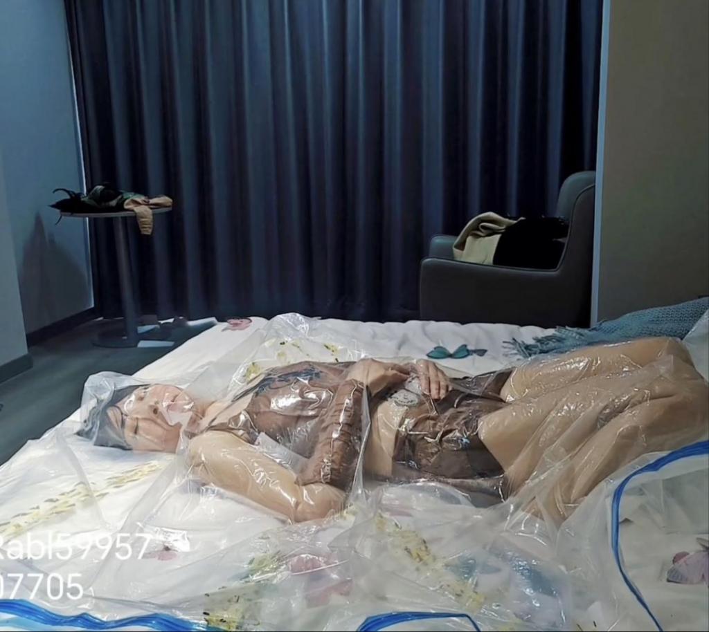 喵酱原创~喵酱周末放福利，真空袋+浴缸掐喉管 喵酱姐的真空袋，性感的喵酱钻进真空袋被抽干氧气，到达极限的时候，被放了出来。喵酱妹的浴缸掐喉管，首次尝试掐喉管，简直是太疼了，又疼又恶心，简直是惨不忍睹