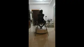 ♥♥♥CD伪娘小诡的自缚140 黑闪紧身衣固定在炮架上♥♥♥ 首先小诡要感谢一下某人送的白色假发<br>很好看<br>下次不要再送了<br><br>这次的二层小阁楼是老地方<br>透过窗户能清晰的看到楼下来往的行人<br>因为屋内亮着灯<br>所以外面的行人如果注意的话也能看到屋内<br>所以这就导致了小诡被吓的倒地躲闪<br>另外有人问那个炮架是什么东西<br>额<br>就是一个掀掉玻璃桌面的茶几<br>最后感谢大家的支持~<br>就这样<br>百度盘用户下载解压后修改后缀名.MP4