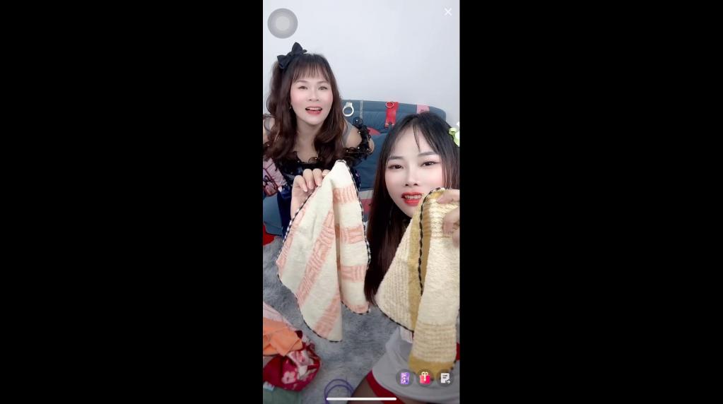 鱼糯糯 女主播双人捆绑堵嘴游戏 鱼糯糯 女主播双人捆绑堵嘴游戏<br>描述：女主播直播双人捆绑游戏毛巾堵嘴，纱布封嘴，五花大绑喜欢的可以支持一下<br>创作：鱼糯糯<br>