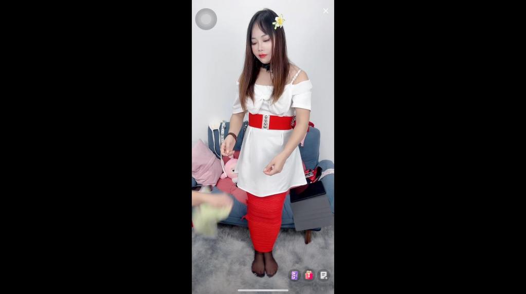 鱼糯糯 女主播丝巾包头游戏 鱼糯糯 女主播双人捆绑游戏堵嘴丝巾包头<br>描述：女主播直播双人捆绑游戏毛巾堵嘴，丝巾勒嘴，绳子五花大绑，丝巾捆绑<br>创作：鱼糯糯