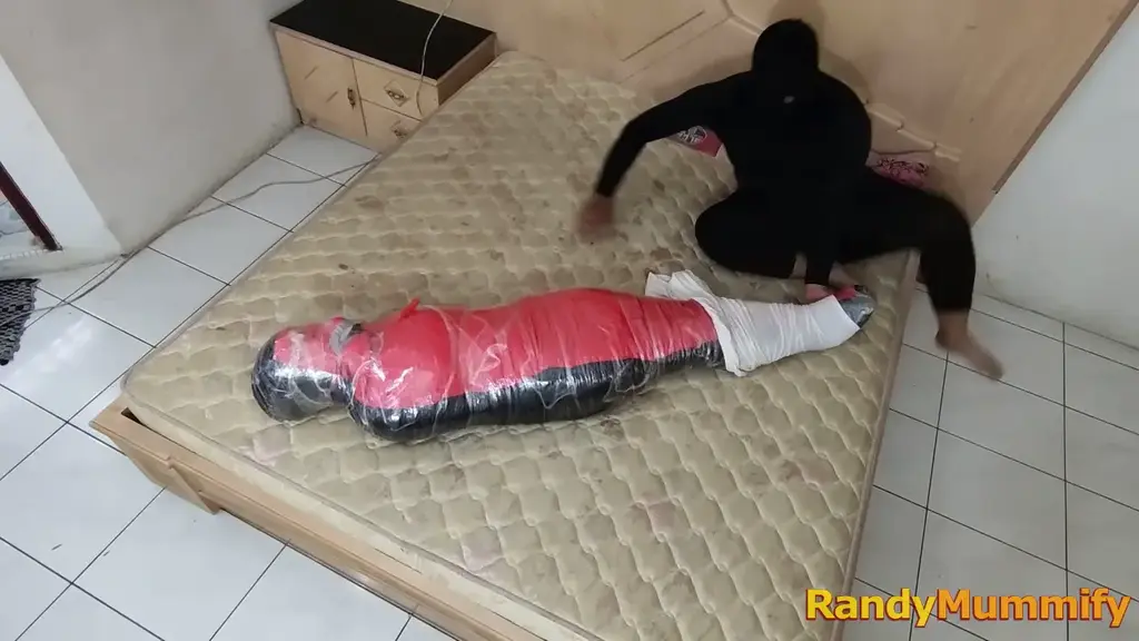 [RM155] A Malaysian Girl Is Wrapped Tightly In Duct Tape And Put In A Sleeping Bag A malay girl is tightly wrapped in black plastic wrap and then tightened with white duct tape.<br>After not being recorded, the girl's body was put in a sleeping bag and then wrapped again with clear plastic wrap.