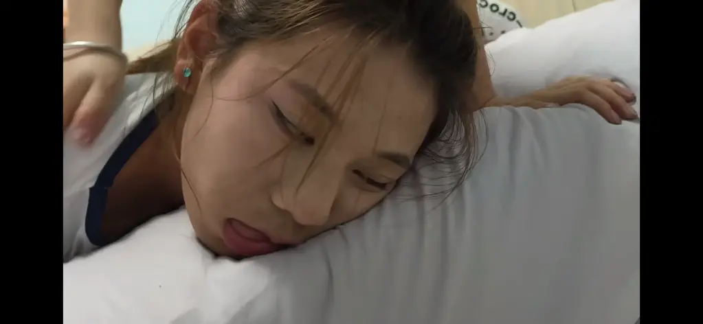 （禾一工作室订制 优秀的工作室，物美价廉）女学生洗脑改造拍卖日记 禾一工作室订制 模特十一 强烈推荐该工作室 价格便宜 服务超棒 各位同好需要订票请认准该工作室。模特妹妹清纯，有点明星像。于是就写下了傻白甜妹妹被催眠洗脑改造拍卖的剧情<br>反派和女主闲聊，随后给女主了一杯带有迷药的水，女主喝下后昏迷（翻白眼，打呼噜，呼噜声巨大）。反派将女主横抱在沙发上，脱了女主的鞋子和袜子，将女主用绳子捆绑<br>然后将袜子塞进女主嘴里（呼噜不停）此时女主慢慢醒来，被反派强行催眠（催眠时女主强烈痉挛，脚趾撑开，然后机械地说出 我是谁 我是奴隶 你是主人 我听你的话 一字一字口吃地说出）随后女主目光呆滞，嘴张开，流着口水。男主解开女主束缚，将女主摆正，双脚架起<br>将女主双脚绑好 双手绑在一起 带上口塞 公主抱走<br>画面一转，女主站在床边，双目无神，随后突然从恍惚中恢复，看见自己的穿着惊讶到，我怎么穿成这样，我的校服呢，随后准备出门，正好被反派撞见，捂晕了女主，被捂晕的女主翻白眼，嘴里不断娇喘，舌头吐出来，反派将女主横放在床上，此时女主慢慢闭眼，打呼噜，摆成坐在床上的姿势，脱了高跟凉鞋，玩弄女主的脸、嘴、脚，反派道：看来要给你深入洗脑了，随后对女主进行改造，翻开女主的眼皮，镜头拉远，模仿种植芯片，女主此时抽搐几下，撑开女主的嘴，手指伸进嘴里拉大嘴巴，拿镊子夹出舌头，然后将绳子塞入女主嘴里（模仿植入电线），随后在女主的身上连接绳子，模仿电线。<br>随后将女主大字绑在床上（头用枕头垫高），女主瞬间大喊大叫，随后慢慢平静，嘴里不断流着口水并重复：主人…您是主人…随后目光呆滞，失去理智，缓缓说道：我是谁..想尿尿…。反派此时按下遥控器关机按钮，女主闭眼晕倒，嘴巴长大，吐出舌头，打呼噜，失禁，脚部完全被打湿<br>男主解开束缚中的女主玩弄，摆各种姿势（撅屁股、趴在床上、跪在床下、捏脸扇耳光，扇胸部、打屁股等）随后将女主的嘴捏开将女主的脚塞进嘴里（蜷缩）（以上姿势自由发挥，能同时照到脚部和脸即可）随后用绳子再次将女主的手和脚束缚在一起（女主脸部朝向镜头）<br>此时反派按下开机键，女主醒来，对男主说，仆人一号为您服务，却被反派一拳打晕。女主半睁眼，打起呼噜。反派重新将女主用保鲜膜（或情趣道具）捆绑成胎儿蜷缩状（要看得清女主的脸）<br>在女主嘴里塞上口球，在女主的脚趾间夹上写着拍卖品的纸片，并用写着拍卖品的纸片盖住女主眼部，将遥控器放在女主旁边。<br>后续会继续和更多工作室合作，并给出测评。请各位多多关注<br>