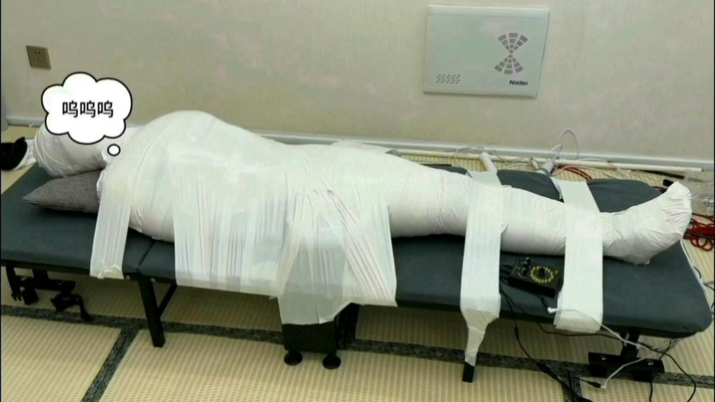 艾琳系列—艾琳被颜老师刑讯逼供 美丽性感的伪女间谍艾琳从昏迷中醒来，发现自己双眼被蒙，浑身上下被类似胶带的东西缠绑的严严实实密密麻麻，固定在一张好像床板的架子上上。耳边传来一个女人的羞辱和讯问。艾琳拼命挣扎无济于事，浑身上下动弹不得丝毫，只能任由女人摆布。鞭打、电击、穿刺都没有让艾琳屈服，最后，丧心病狂的敌人将丰满白皙的艾琳封闭在一个中空袋子中，施加了更加羞辱而变态的拷问。。。