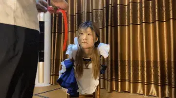 【山鬼工作室】软软女仆装放置在椅子上驷马，带口球流口水。 【山鬼工作室】软软女仆装放置在椅子上驷马，把头发绑着低不了头，挠脚心。带口球流口水。直到受不了放下来，接着驷马堵嘴把纸巾湿透。解压密码sg456。【山鬼工作室】面向全国爱好者开放，本店提供绳艺捆绑模特服务，体验女绳师捆绑服务，体验长时间囚禁服务，绳艺教学培训，绳艺交流会，场地出租，专业麻绳销售，原创视频套图销售，作品私人订制，模特原味丝袜出售等，另外本店招募同好合作伙伴。微信:15670557280(司瑶）QQ:1077384455
