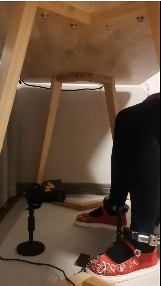 绣花鞋与镣铐的魅力 练字小技巧，把双脚戴上镣铐锁在桌子下面，手机和镣铐钥匙放到拿不到的地方，用定时锁定时一个小时学习时间，定时锁开启之前，双脚只能紧紧的的锁在铁环之下，无法逃脱。第二视角观摩自然动态