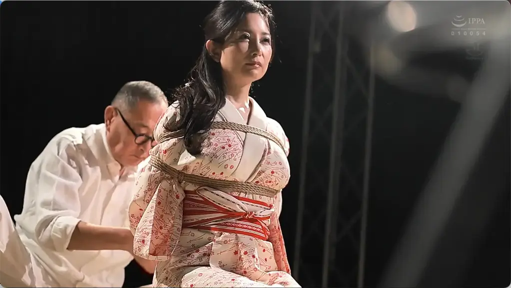 一色桃子【 Madonna100作品記念】 俺は、最愛の妻を寝取らせ緊縛ショーに捧げた。 嗚呼…縛られた君は、イヤらしい。 番号:<span style='color:#b0b0b0;'>[隐藏文字，购买后可见]</span><br>发行日期:2025-07-22<br>导演:魁  <br>制作商:マドンナ  <br>发行商:MONROE  <br>类别:单体作品 已婚妇女 绳缚 成熟的女人 	<br>演员:一色桃子<br>剧情：我的“心上人”被绳子紧紧捆绑，饱受折磨，吞噬着快乐，那景象想必令人无法抗拒。