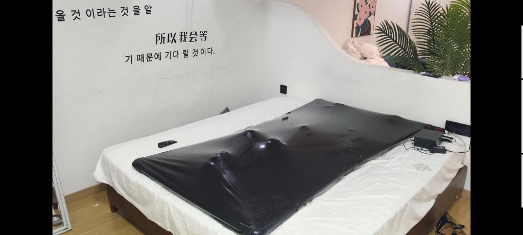 乳胶真空床kigurumi呼吸玩弄榨~ 真空床真的好紧，被吸的动不了，只有一个小小的呼吸孔，只能被动接受玩弄……