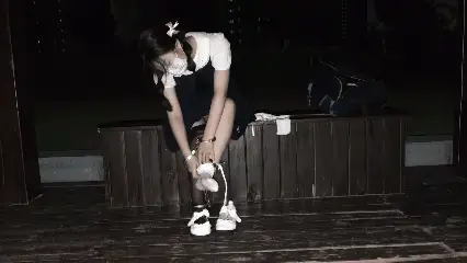 小萝莉学生装尾巴镣铐户外露出换丝袜 小萝莉苏苏今天穿着可爱的学生装和白丝，戴着手铐脚镣，塞好了尾巴，来到了车水马龙的街道对面，走到一处石头山旁，发现了一条黑色的丝袜，于是来到了长椅上开始脱自己的袜子，为了给她增加点难度，给她塞上了跳d，在刺激下苏苏轻哼着脱下了自己的白丝，露出了可爱的小脚，由于被禁锢着，换的很缓慢，换好黑丝后，又朝着前方走去~定拍/原味＋qq：3975334131