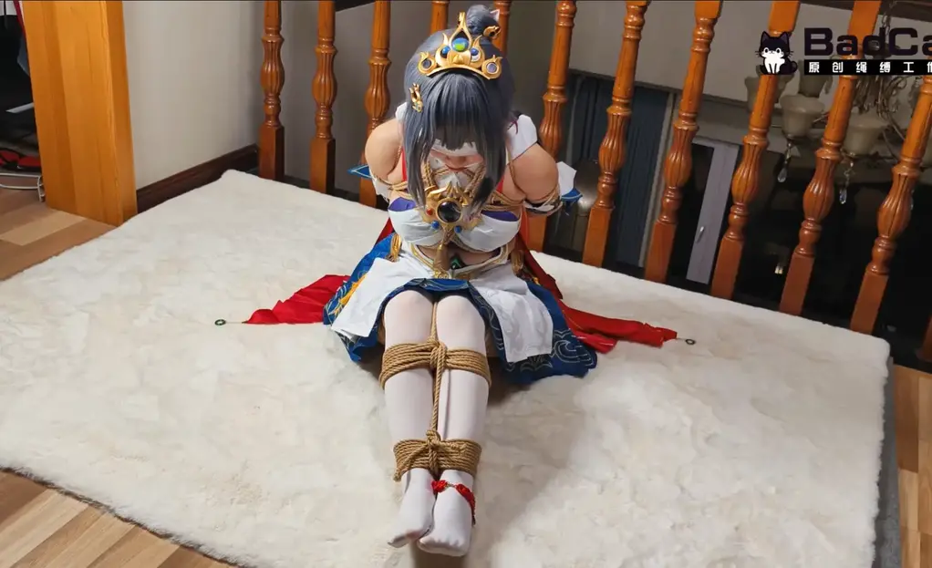 【BadCat】崩铁 云璃coser 的紧缚挣扎 大家好，我们是BadCat工作室。求关注 求关注！！！<br>【最新资讯】<br>好消息！7月27-29日 雪宝日记的雪宝要来找本喵面基啦！想预约线[X_X]验或者定制视频的可以联系我们哦！<br>众所周知 雪宝是身材特别棒 技术又十分专业的女S 本次到来 我们会在线下交流 拍摄几部精品的cos题材的片子 同时雪宝也会作为特邀嘉宾参与 敬请期待吧！<br>如果你有想看我们双人捆绑或者雪宝调教我的也可以尽快写出你喜欢的剧本，然后找我们定拍！机不可失哦！<br><br>【关于本作】<br>首先感谢金主粉丝赞助的云璃cos服！本喵在此谢过啦！然后本次依照金主的要求，先穿好cos服，这个假毛依然很毛坯，本喵搞了好久。袜子按金主的要求穿上了白色丝袜，之后全身被绳子狠狠的固定在了电竞椅上。之后拼命挣扎，但绳子捆得很结实，根本没有挣脱空间。无奈本喵也只能继续努力，最后累的假发里面都是汉，同时娇喘连连。表哥不顾本喵的反抗，用白色丝袜勒紧我的眼睛，然后把一双白色短袜硬塞进我的嘴巴。把我的嘴巴撑的特别大，看起来肥肥的，丑死了！最后还用丝袜把我嘴巴勒住，这次我只能呜呜的叫了！椅子捆完之后，又换了五花大绑加并腿捆缚，金主的要求是这样挣扎就行，没想到哥哥硬是加戏，期间多次摸我的熊还用棒子震我下面，这根本就是他自己的想法吧！哼！我看男生都一个样子！看见cos服的妹子就色心大起，要不是本喵被捆着，一个狠狠抽他！不过看在他忙前忙后，又捆绳子又帮忙的份儿上，让他占点便宜就占点吧！反正也是表哥，算啦算啦！最后是五花大绑加跪着挣扎，老实说这样子特别羞耻，下面早就以及湿透了。<br>最后说下 对于cos拍摄 本喵会力求还原 能戴的配饰都会努力戴上的 这次包括假毛上的饰品还有身上的各种配饰 包括腿上的红色脚链之类的 因为很理解大家想看自己喜欢的角色被捆起来的样子 所以每次我们都很努力！<br>所以喜欢cos的小伙伴，欢迎继续赞助支持哦！本喵在此谢过啦！<br><br>【关于定拍】<br>我们这个工作室是一个新成立的小作坊，拍摄的都是一些清水擦边的作品。目前工作室就我和我闺蜜以及我的表哥。最低500就可以订拍！同时也欢迎大家赞助服装！马上夏天了，可以穿很多好看的小裙子了，有想看我们穿的宝子们，还不赶快动手联系我？<br>另外工作室紧缺cos服，有想看cos捆绑的可以尽情赞助，可享受部分优惠。随着工作室的逐渐步入正轨，这种福利就快要到期了，到期后，赞助服装将不再享受优惠，望周知！<br>本工作室不接各种大尺度或者裸露的定拍，不露脸，只是因为爱好并且想分享出来赚点零花钱而已，那些想歪的和喜欢大尺度的就不用联系我了！<br>最后有什么有趣的玩法剧情或者想让本喵穿的衣服也可以联系我们哟！<br><br>【关于体验】<br>大概流程也就和之前的视频中的一样，因为我和闺蜜都刚刚毕业，玩这个纯粹因为个人爱好，不想涉及黄X之类的东西，健康紧缚为主，动歪心思的就不要联系我了。最近也总是接到询问价格之类的问题，这里统一回复一下，想线下约绳子的，必须要能接受我和我表哥一起的，如果不能接受，也就不用相互打扰了。然后太重口的也免开尊口！<br>线[X_X]验五张起，如果没有一定的经济实力，或者路途太远以及过很久之后才来的那种，也可以不用加我啦！本来线[X_X]验就是有一定的危险，我一个刚毕业的大学生，自己出去确实不安全，所以希望大家也能理解一下。<br>我和闺蜜两个人也在努力学习绳子，如果辽宁附近的姐妹想一起拍视频或者约绳子，这边还是十分欢迎的！像这种视频之类的本来就属于小众圈子，希望大家都能购买正版渠道，不要未经允许私自传播。<br><br>【关于招聘】<br>女生优先！！姐妹优先！！本喵特别想认识辽宁鞍山附件的女生一起玩绳子！暑期正好！！到底有没有鞍山附件能一起玩的姐妹呀！！特别需求！！！<br>其次是伪娘，伪娘这边应聘绳模是没有工资的，但如果相貌身材优秀的话，是可以长期互勉拍摄的，能接受的联系我！不能的话就免开尊口啦！我和我闺蜜最近也在努力练习绳子，如果有优质伪娘也可以长期给我们当练手的模特，现在紧缺，可能会找两到三个长期稳定的一起合作，名额有限，有意者请赶紧联系！<br><br>【写在最后】<br>【BadCat专用麻绳】也上线了哦，品质绝对过关，现在和之后的视频我们也会用自己生产的麻绳来进行，有需要的朋友欢迎联系我们。后续我们也会逐步开发各种道具，希望各位能够多多捧场。<br>【BadCat原味丝袜】最近天气越来越热，家里存了一批没来得及洗的丝袜，黑丝白丝肉丝都有，包括视频里和塞嘴里的，有需要的朋友也可以联系我们，加好友时留言妖狐吧原味，可享原味包邮服务，每人限一次哦！<br>联系方式统一加VX：EMasaxieer 另一个VX暂时毕业了 用得少 需要的朋友直接加这个就好 本VX仅限业务咨询 闲聊勿扰！重申一遍，闲聊勿扰哦！聊那些颜色内容还有发奇怪照片的朋友们，就不要浪费彼此的时间了，谢谢大家，我们下部片子见！