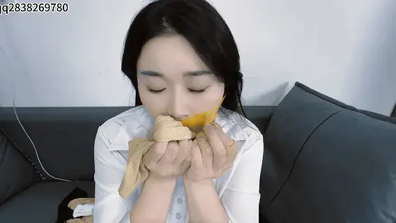 快递风波 有一段时间没更新，感谢一直支持的各位老哥。<br>剧情:女主是一个原味丝袜控，喜欢闻以及玩一些勒脖游戏，生活中非常的刻薄，一点不满意就上天的那种人,自己的也甩锅给别人倒打一耙。<br>男主是一位快递小哥，最近家里以及工作经历了很多重大变动，遭受不少打击，人艰勿拆。<br>小哥上门取件，女主自己的过错还非常不讲理的给了小哥恶意差评，还不停辱骂，小哥忍受不了，返回房子准备理论一番，看着这小贱人正沉浸在自己的世界中毫然不知，<br>不停的闻这些原味袜子，还自己用胶带给自己封上嘴巴，沉浸式体验，很爽的样子。。。那么小哥会给你一点颜色瞧瞧！！！捂晕！捆绑！玩弄！重锤腹部！[X_X]！<br>面对求饶的女主，也只是冷笑，捆绑不能动弹全身套上保鲜膜，在这38度的夏天，女主安静的离去吧...<br>原味衣服道具售卖 定拍合作请联系QQ2838269780 网盘解压密码bill