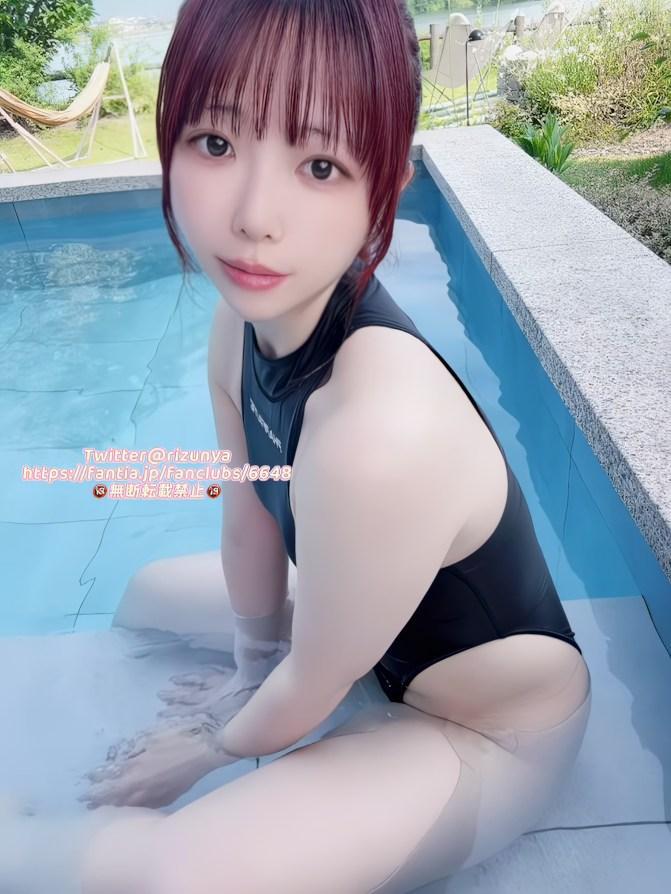 夏休み競泳水着自撮り???? 视频里小姐姐穿着连体泳装，然后是一段足控福利场面，接着就是假杨局登场了。<span style='color:#b0b0b0;'>[隐藏文字，购买后可见]</span>