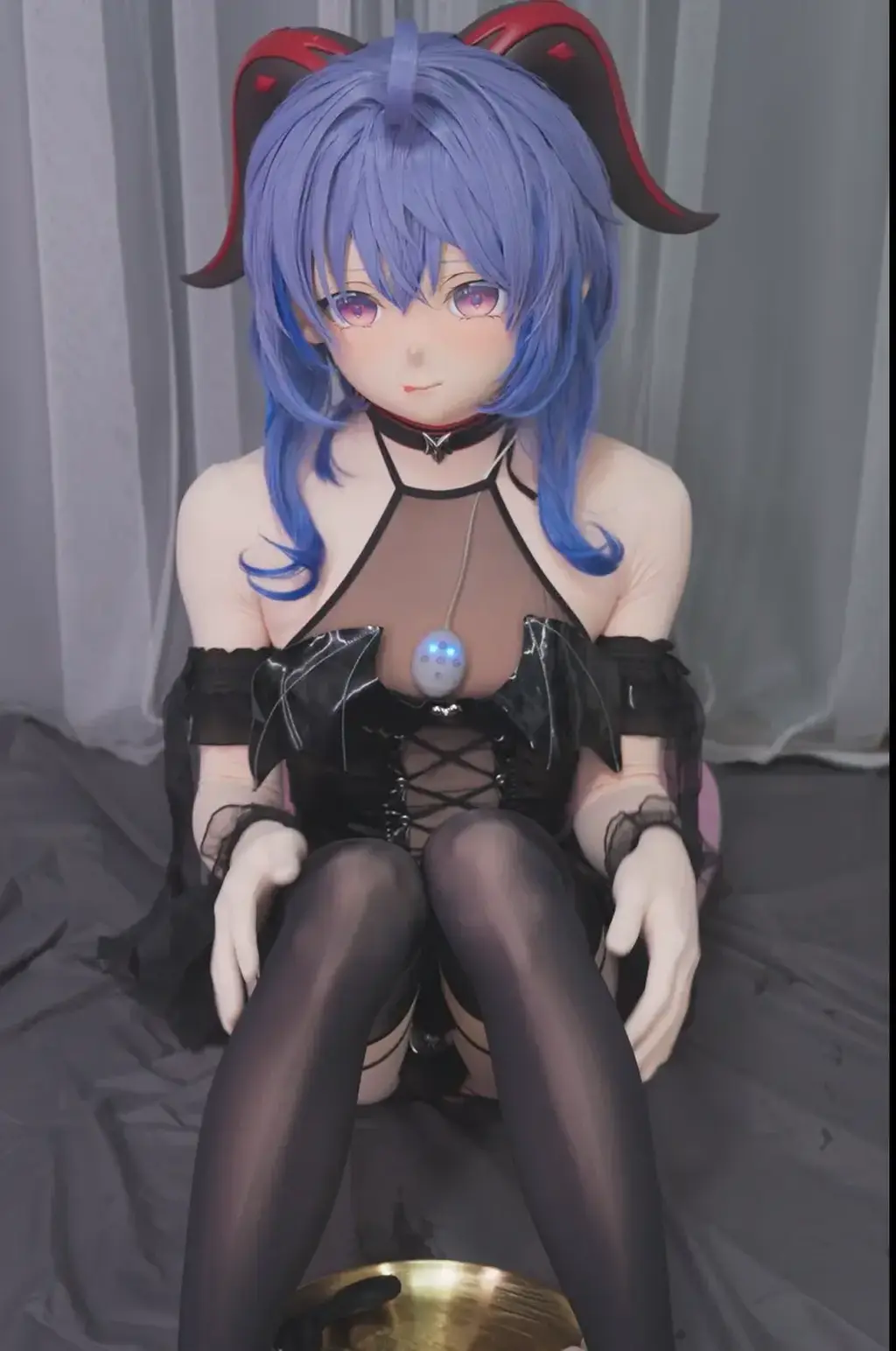 VID.049 还是身着小恶魔的甘雨娃娃，乳首按摩器的震动声搭配着水晶牛牛的敲击，平板锁下无处发泄的欲望转由水晶棒棒通过后ting去发泄。<br>用手撸动着假牛牛替代平板锁下的小牛牛进行发泄，三者夹击下最后只能yin叫着从平板锁中流出JY~<br><br>作者:<span style='color:#b0b0b0;'>[隐藏文字，购买后可见]</span>