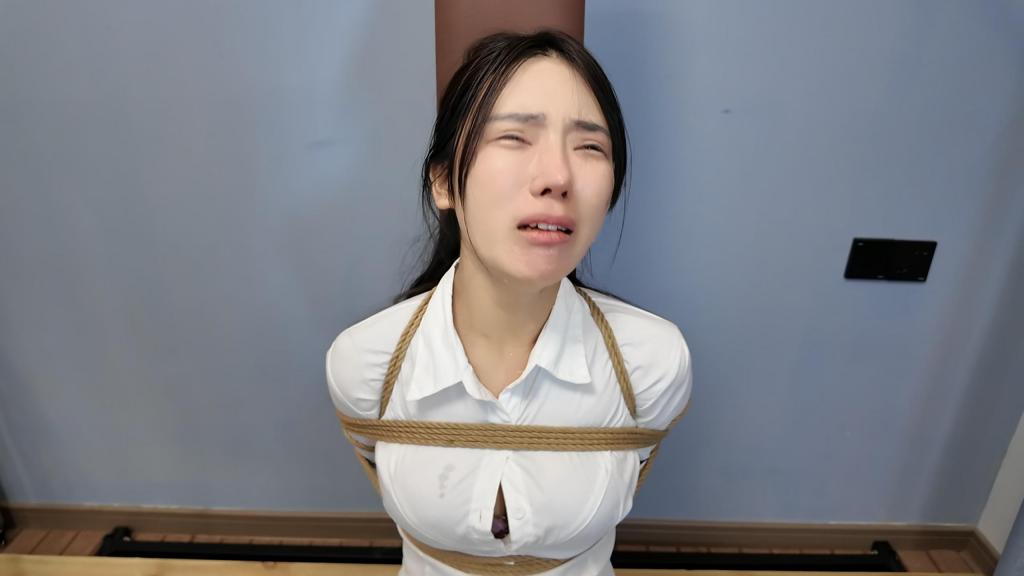定拍十一老虎凳 李大侠原创、客户要求必须加七块装，并且要求必须给十一虐哭，事先没有给十一说客户的特殊要求，先哄上老虎凳，绑上再说，一块一块的加，中间加挠脚心和鞭打，刚开始挠脚心十一笑的可开心了，到第六块砖的时候喊疼，马上就成功了，现在绑着呢，可是由不得她了，继续加，没想到加到七块砖喊疼还是没有哭，用力一按腿，这下可好直接哇哇大哭，赶快特写拍摄，接下来一顿好哄........本工作室提供私人定制绳艺视频、定制绳艺体验、约拍模特、牢房体验、私人定制体验、剧本体验、出售配方麻绳、原味、另外招募绳艺模特、视频统一解压密码h123456 定拍联系QQ1642384671加我注明妖狐吧