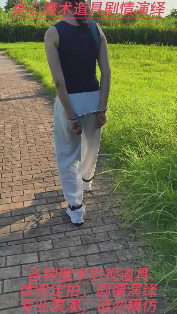 兰兰游乐场旁小树林手拷脚镣游玩，背拷，正拷树上，河边行走，脱鞋白袜子 束心魔术道具工作室，兰兰游乐场旁小树林手拷脚镣游玩，背拷，正拷树上，河边行走，脱鞋白袜子，唯美风格，本工作室摄影技术和剧情拍摄相对一般，无法和专业的摄影师相比，购买本工作室视频请知悉本工作室拍摄的视频短剧内容也许并不专业，本工作室各种古代道具断头台，古装捆绑剧情游戏，金属，木质道具，枷锁，金属站立枷，魔术木笼囚笼拘束架道具审xun椅，各种拷镣等魔术笼子等道具，本工作室秉持，绿色，健康，唯美，解压，为原则，可以体验定拍.            妖狐吧定拍 ，女生加入本工作室  （本工作室只收女生，只收女生，只收女生，很多男生cd问收不收的，我将不再回复！）         qq：3329311459              骗子勿扰，事多者勿扰！！！