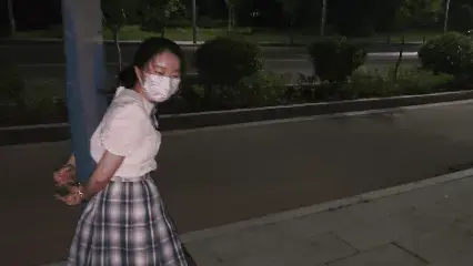 JK少女手铐脚镣逛马路，穿梭于车水马龙+被铐在树下TD折磨 今天小萝莉苏苏穿着JK服，更加大胆，直接明目张胆的在马路边给自己戴上了手铐脚镣，还是背铐，如果被发现是绝对逃不掉了，旁边车来车往，似乎随时会与他们擦肩而过，走了一段路后，苏苏把自己铐在了路口的一棵树下，给她塞上了TD，很很折磨，慢慢从闷哼声变成了痛苦的呻吟声，加大频率后，逐渐远离她，让她一个人暴露在路口，苏苏不仅忍受着TD对[X_X]的不断刺激，还在但又会不会有热心人士的关注，不一会儿便大汗淋漓...