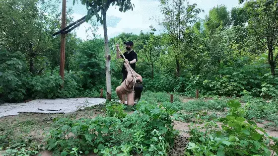 《雯雯雨后野外绳虐》 虐雯雯永远都是最爽的，非常喜欢雨后的天空，地上还有积水，雯雯欧式直臂，再绑一根树杈，叉着走在泥泞的乡间小道，极限放置，罚跪，树枝抽打，喷水。土地上大字捆绑，脖子也绑紧，股绳勒紧，这种情况下玩电击，一电一个惨叫。视频解压密码：666888。<br>一绳所爱绳艺体验店面向全国爱好者开放，本店提供绳艺捆绑模特服务、体验女绳师捆绑服务、变装绳艺体验、绳艺婚纱照摄影、体验长时间囚禁服务、绳艺教学培训、绳艺交流会、绳艺逃脱挑战赛、场地出租、专业麻绳销售，原创绳艺扑克销售、原创视频套图销售、作品私人定制、模特原味丝袜出售等，另外本店招募同好合作伙伴。微信：351552501初心