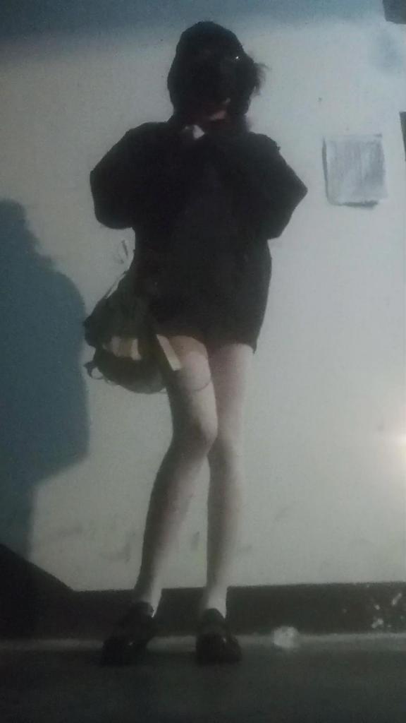 露出过马路在小公园里走走 休息一天，凌晨出去走走，在家绑好菱形缚，带上伸缩[X_X]和训练器就出门了，带个口球和口罩，为了防止被发现就再披个外套吧<br>就这样刺激的一晚开始了，在楼道间把小玩具全都打开，只是感受着前后夹击的[X_X]就在心跳加速呼吸急促，趁着四下无人在楼道间小小展示一下身上的装备，脖子上还带了亲手编织的项圈，可惜并没有人能来牵着我走，只能把剩下的绳子塞包里了<br>凌晨一两点的小区，天黑得吓人，独自走在小区的马路上，走在路灯下，灯光照亮着身上显眼的红绳，小玩具也在卖力的工作，口水从口球的孔洞中流出慢慢浸湿口罩，每一阵风吹过两腿之间都感觉无比清凉，走到小区外面，过了人行道就是小区公园了，这是我拿着手机丝毫没有注意，自己就这么开着手机的大灯照在身上，全面的展示着身上绳子，等我意识到的时候已经走到了另一边了，一时的失误产生些许慌张，吓得自己连忙向公园走去<br>公园里非常昏暗，只有开着手机的我显得格外显眼，走在阴暗的小道上，慢慢悠悠的，沉浸在小玩具嗡嗡作响的[X_X]当中，就好像只要再稍微加上一点点，就一点点的频率，就可以达到[X_X]了，于是我突然有了个大胆的想法，就在这里[X_X]吧<br>架好相机，开着大灯，在昏暗的公园过道上被灯光直照着[X_X]，本来只是想试着坐下来，把手放上去手就不由自主的动了起来，在这之前在家不知道试过多少次，玩弄着揉捏着，听着路边汽车奔驰而过的声音，随着几声无意识的娇喘，很快就到达了[X_X]<br><br><span style='color:#b0b0b0;'>[隐藏文字，购买后可见]</span>