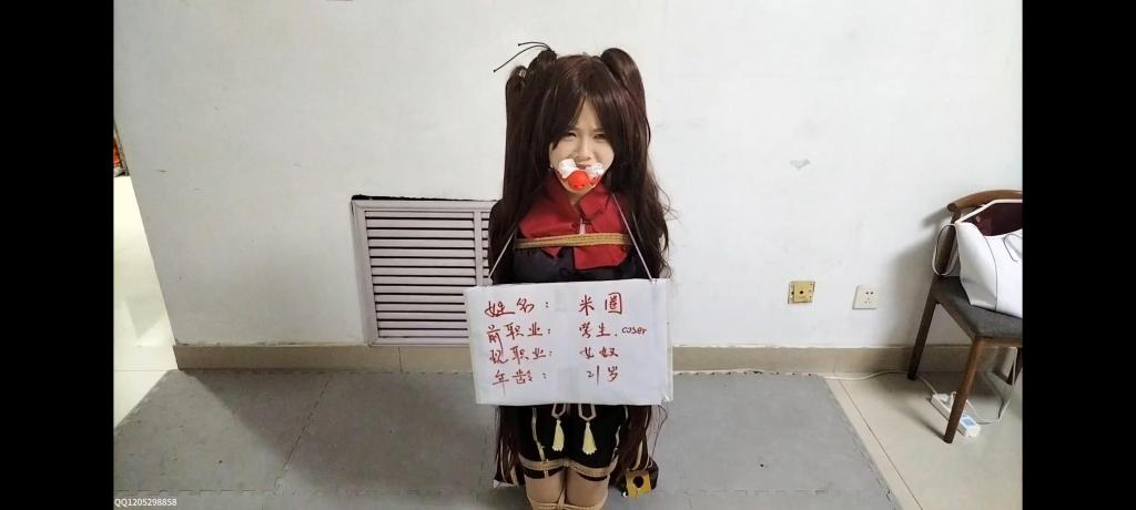人贩表哥2-绑架贩卖“胡桃” 这次依旧是大家最喜欢的人贩表哥系列，也是感谢大家的支持以及精致工作室的精彩演出。<br>这次比起之前有了更多的剧情和人物对话，人物形象更加饱满，同时，捆绑类的元素和调教依旧精彩（包括原味袜子堵嘴，驷马捆绑，挠脚，鞭打，拍卖拍照，狗爬式（米圈屁股真的翘），还有最爱的装麻袋），并且还加入了cos的元素，这次cos的原神里的胡桃，别说米圈cos起来还真像。这次讲述的故事依旧是人贩表哥的狩猎之路，这次他的目标是一位喜爱cos的女学生。故事究竟如何发展，就由大家慢慢欣赏了。（视频最后还有米圈的精彩小彩蛋哦！）<br>喜欢这一类剧情人贩类的朋友希望大家能够多多支持，后续将有更加精彩的故事呈现给大家，我的剧情视频不会让大家失望的
