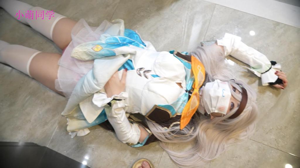 【小萌同学】BL33（下）cos流萤也惨遭勒死玩弄 网盘的html格式改为rar 定拍QQ3644107894<br>简介：接上一作，小春被入室勒死后，歹徒利用小春的指纹解锁了手机，并把她的闺蜜流萤也叫了过来，歹徒假装是小春的朋友，等待伺机，当流萤发现的时候已经为时已晚，被歹徒用电源线勒晕了过去，等待的结局也跟小春相同，她被玩弄了身体，打开裙子发现是透明内裤，歹徒更加兴奋了，把流萤的丝袜换成了白丝玩弄她的足，流萤想逃跑最后被惨遭死不瞑目的勒死，两间房间留下了她们的尸体...