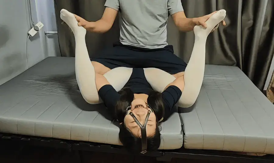 玩奴原创之安琪妹妹大闸蟹羞耻缚，骑脸压制tk，测试行动能力！交流约绑教程请加1152327635。 解压密码<span style='color:#b0b0b0;'>[隐藏文字，购买后可见]</span>感谢各位观众对博主的支持！博主将会回归继续给大家带来视频。本次的话是之前约绑的比较有奴性的妹妹，白丝舞蹈服大闸蟹绑法，这个绑法很羞耻很有趣能干什么非常有想象空间，博主尝试骑脸tk非常好玩，并且测试了妹子的行动能力！敬请欣赏！<br>另外为了方便各位同好约绑，博主最近推出了一个非常详细的约绑教程。里面有非常详细的从零基础开始教大家如何认识妹子，如何与妹子沟通等等。非常的实用，有兴趣的各位同好加1152327635咨询，备用805351328。<br>目前博主已经出了五个系列，分别是绝对真实调教系列，真实约拍系列，口水囚徒系列，紧缚实验室系列，美人小舔犬系列以及最新出的高颜值系列都非常精彩，各种元素满满，希望各位同好多多支持！<br>推特可以关注浅神。本频道提倡健康积极的绳艺亚文化，目的是给生活增添一些情趣，谢谢大家。备用联系方式qq805351328。<br>下载操作：<br>1、电脑下载<br>2、解压<br>3、将压缩包内文件重命名后缀加.mp4或直接用播放器打开。<br>
