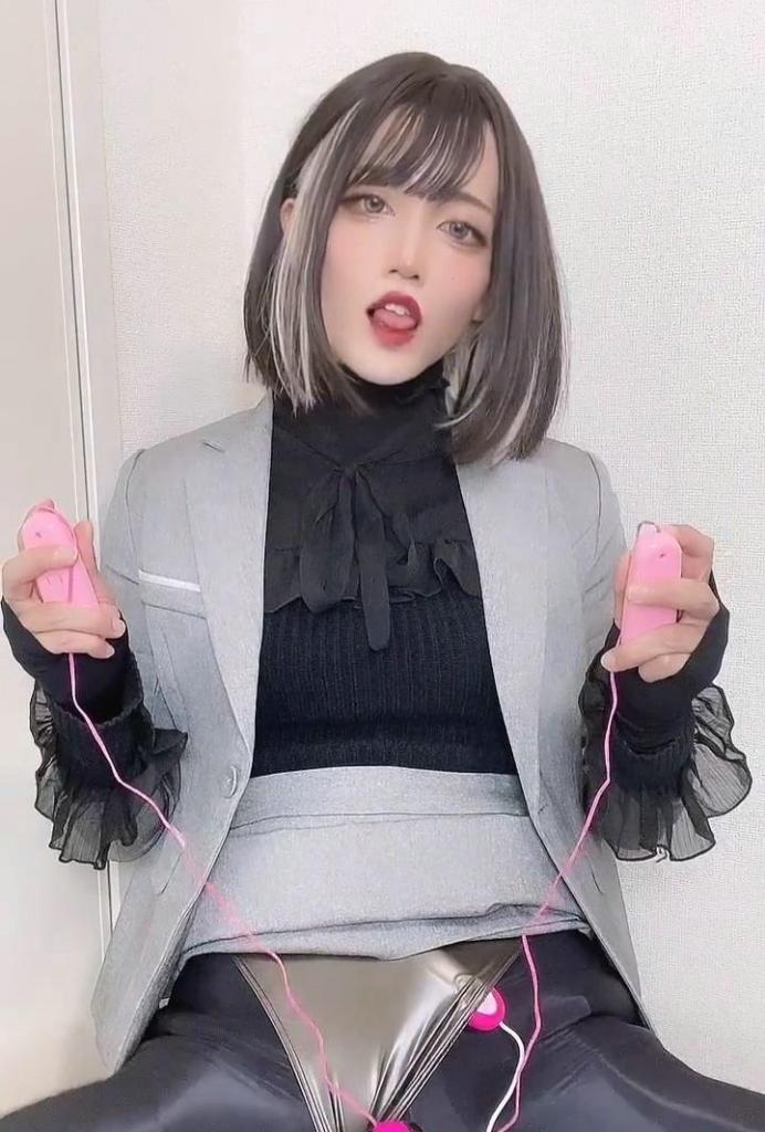 授業参観に来たママはちんぽにローター巻かれて気持ちよくなってた♡ 出自:Re:I (ReI（れい）) 伪娘 伪娘 伪娘<br>授業参観に来たママはちんぽにローター巻かれて気持ちよくなってた♡<br>スーツの下がローターだらけ<br><br>これめちゃくちゃ興奮しませんか？????<br>ちんぽにローター巻いたらめちゃくちゃ気持ちよくて一瞬でイっちゃいました♡<br><br>最後は口枷もつけられて、口は閉じることができなくて、よだれだらだら垂らしながら無様にイっちゃいます♡<br>さらに、二方向にひろがる鼻枷もつけられて、豚鼻のブサイクをみんなに晒しながらイき散らかしてます笑