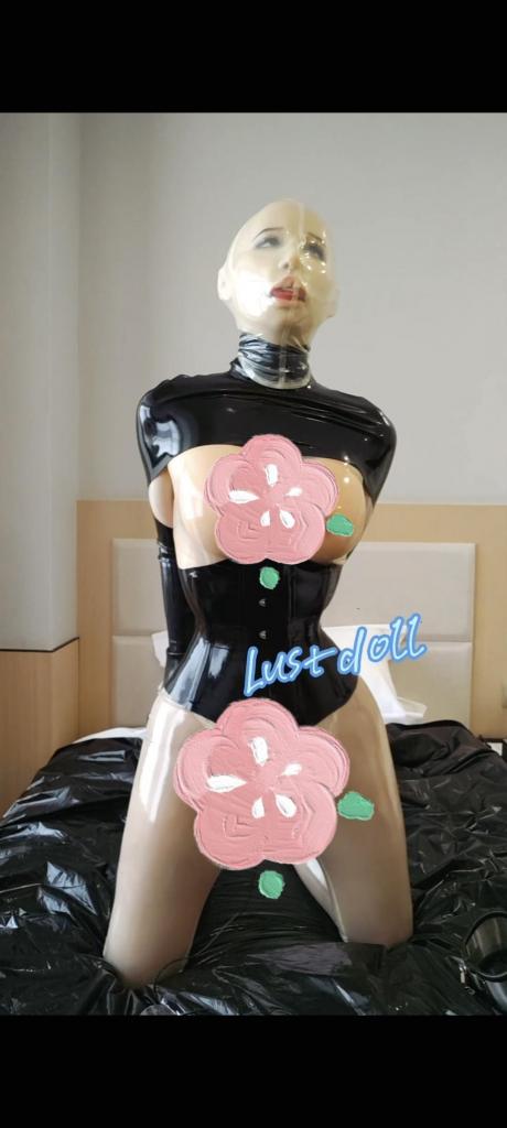 透明胶衣[X_X]地狱（胸部马赛克） 大家好这里是lust 这次lust 再次挑战了透明胶衣 透明胶衣真的很好看 这次是穿戴义乳版的 感觉比插片的好看很多 你们更喜欢哪个呢 但是由于尺度问题 只能把胸部打码 介意的请勿购买 这次把前面带鼻管的时长减掉了 实在是有点太长了 鼻管真的很难带 很不舒服但是又让人欲望满满呢 带好了鼻管和[X_X]套的乳胶头套 又带上了一层硅胶面具 [X_X]感随之而来 硅胶的假眼又让人看不出填充物的表情 面具外带上了开眼的头套 也是十分好看呢 可惜自己一个人对不齐口鼻还是摘了下来 然后带上了[X_X]头套 呼吸更加急促了 但是开启了训练器 5颗[X_X]的震动让lust无法昏迷 又自己艰难的带上乳胶单手套 然后开启了训练器 沉沦在[X_X]地域中 慢慢被推向[X_X] 喜欢的大佬可以找lust定拍哦 x:@Dream_magicdoll