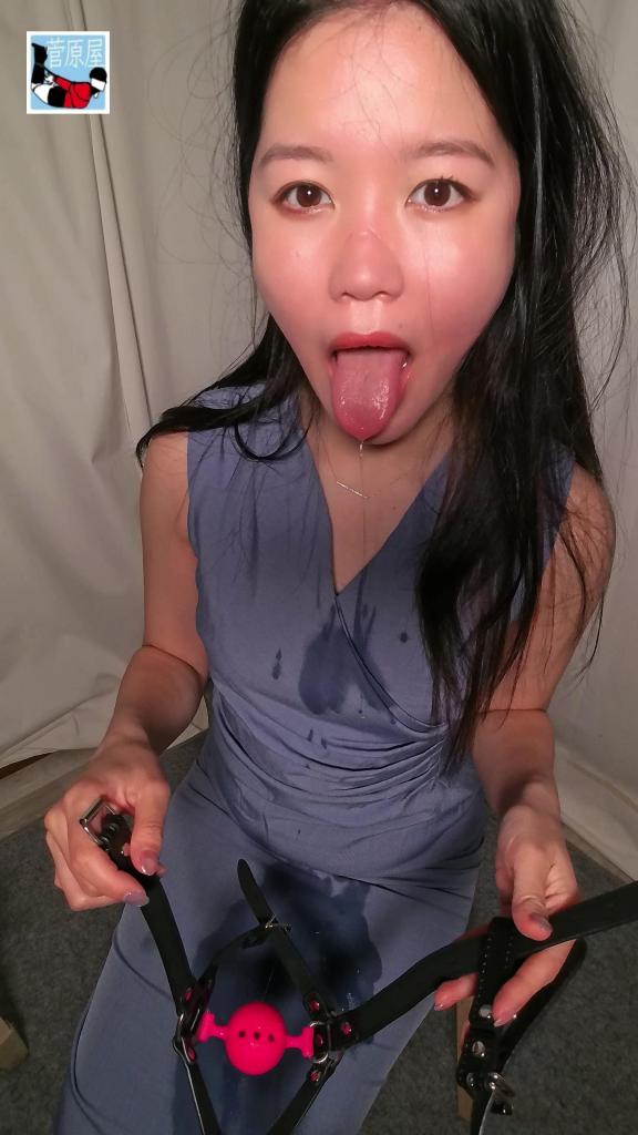 无法诉说的湿润，口球自拍 菅原花音「菅原屋」 神情专注又微带兴奋。桌上摆着一排色彩各异、形状各异的口球，仿佛等待她的挑选与服从。她伸出手，轻轻地将口中的红球取出，唾液拉出一丝银线，接着将下一个更大、更深的黑色口球缓缓塞入唇间——整个过程她全程拍摄，毫无遗漏。每一次更换都是一次新的羞耻记录，每一个口球都让她的呼吸更急促，口水更无法控制地溢出。她不是被命令，而是主动将自己呈现在镜头前，甘愿沉溺于这场只属于自己的“涎欲仪式”<br>「菅原屋」原创作品！即日起正式入驻妖狐吧，希望大家支持正版！多多支持菅原花音！<br>[展示的隐藏文字]fa054[展示的隐藏文字]