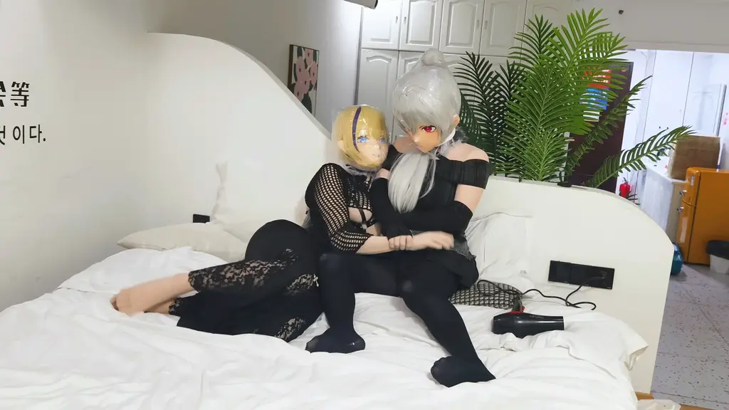 kigurumi热缩袋呼控昏迷 原本说好了互相吹热缩袋半至息色色，可在相互吹紧热缩袋后夏（右）超用力系紧了咚（左）脖子上的丝袜，杜绝了咚从缝隙吸入新鲜空气的可能，但咚在短暂的疑惑加不满后继续了游戏，毕竟没有束缚手脚咚并没有担心什么。在开始时咚夏正常地抚摸玩弄对方[X_X]，但夏突然钳住了咚的手，而没到极限的咚并没有一开始就用力挣脱，以为只是和往常一样。直到咚快到极限想解开时，夏的手越抓越紧，最后在数次歇斯底里的挣扎后，咚的呼吸变得平稳...