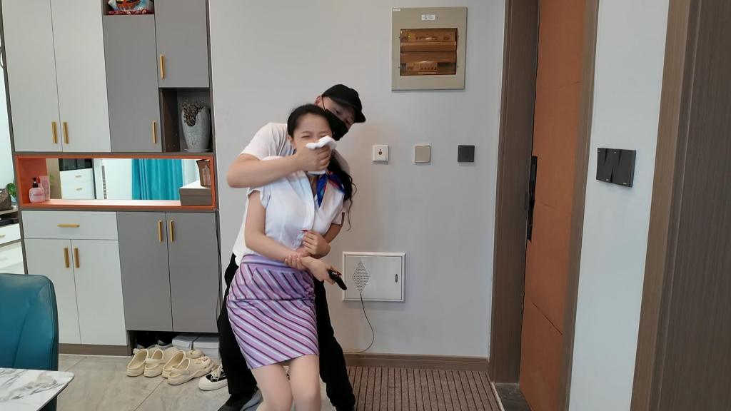 定拍雅倩入室被擒 李大侠原创 ，特工雅倩假扮空姐偷偷潜入房间查询资料，不了被早就埋伏的敌手捂晕，绑到椅子上，雅倩拼命挣扎，蹦跳着到了门口，想要逃脱，又被发现，这次被捆绑驷马到床上，胶带堵嘴，里面塞上丝袜，又挠脚心折磨.........本工作室提供私人定制绳艺视频、定制绳艺体验、约拍模特、牢房体验、私人定制体验、剧本体验、出售配方麻绳、原味、另外招募绳艺模特、视频统一解压密码h123456 定拍联系QQ1642384671加我注明妖狐吧