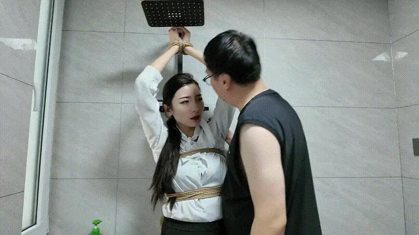美女老师的捆绑与调教（下） 本期合作的工作室依然是李大侠原创工作室。<br>佳佳是个高中英语教师,她很受学生欢迎。男学生家里是个拆迁户，家里有好几套楼收租，父母常年在外骑行旅游，根本就不管男学生。温饱思淫欲，有了衣食无忧的物质生活的男学生由于家里没人教导就对自己的美女老师产生了不该有的心思。借着给老师送生日礼物的理由进入老师家里，将佳佳捆绑调教。