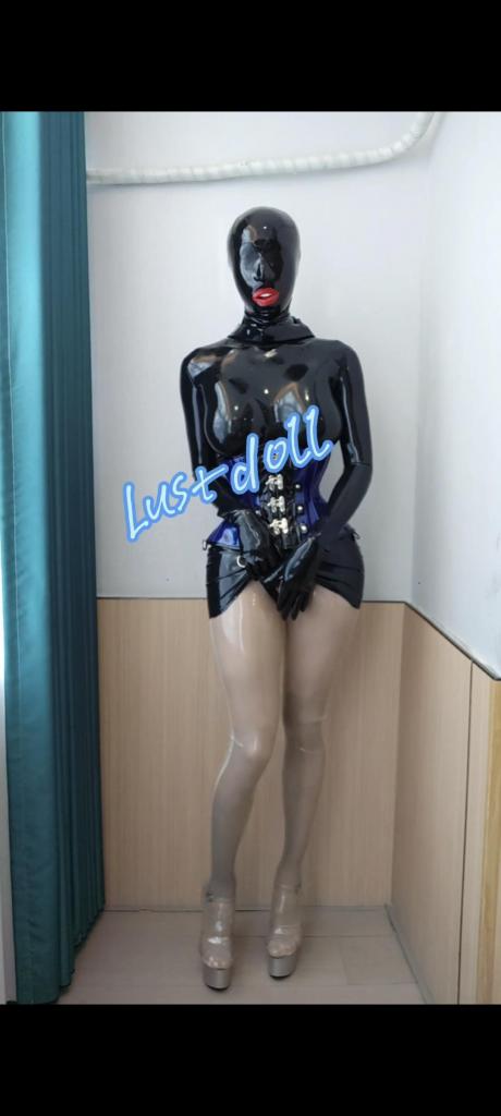 红嘴+微孔头套乳胶ol上班前的准备 大家好 这里是lust 这次lust打扮成一个人妖ol 穿着脸入黑色乳胶衣加上透明乳胶裤袜 搭配上黑色乳胶包臀裙 为了不让大家发现是人妖的秘密 lust带上了乳胶红嘴来堵住自己的嘴唇 随后带上脸入头套 又加上一层微孔乳胶头套 两层头套都是微孔很难呼吸 让lust的雌根暴涨 lust给雌根带上了贞操锁 这样可以更好地隐藏 上班前 lust带上了仿真面具以及超级紧的束腰来嘞出纤细的腰肢 可是随之空气的减少和束腰的挤压 lust欲望满满 只好小小的玩弄下自己再去上班啦 希望大家喜欢这个剧情 想观看更多欢迎关注lust的x：@Dream_magicdoll 有定拍的老板也可以私信哦 感谢！