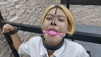 继续审问JK少女毒犯希希,还是不配合,直接禁锢在拘束架加大力度审问折磨...... 解压密码hdsy<br>继续审问JK少女毒犯希希,问她同伙都有谁,还是死不承认,直接禁锢在拘束架加大力度审问折磨,强制口球,鼻勾,钢夹夹住LU头,电动股绳玩命折磨,电棒电击,嘴太硬了,死不开口,那就把电动股绳开到最大强度,经不起长时间折磨,昏死过去,这就是贩毒的下场......<br>定拍交流绳模应聘请加QQ2032433381没有定拍能力的和伪女谢绝咨讯<br>