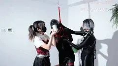 雪喵再次组合TJ放置小M，强迫圣水，舔脚，深喉，榨精 最近拍百合比较上瘾了，更新一部和小喵一起TJ小狗的吧，这次小狗自称很耐捆绑，那必须好好的检验一番，先把小狗吊起来玩弄一番，等待小狗积极向上后，我就和小喵出去吃饭了，让小狗自己在黑暗中挣扎吧，顺便带上超大号口球，以免吵到邻居<br>吃完饭回来，检查了一下小狗手心温度，感觉还能再玩会，中间妹妹偷偷出去了，猜一猜去干啥了，过了一会妹妹回来了，带着给小狗的下午茶，相当宠粉丝，之后也是开始让小狗起飞的TJ<br>最后把小狗驷马捆起来，小喵深喉，我来榨米青，让粉丝爽的大叫<br><br><br>喜欢的雪儿的哥哥多多关注，超级宠粉丝的雪儿坐标天津，经常去鞍山上海杭州{年后会开始旅游，想面基的宝宝，记得联系我}，另外长期招聘姐妹，女绳模.绳师，好看的cd{会绳子的优先}，以及想成立工作室的合作者，可以找雪儿聊天，提建议，说出自己的期待哦~防失联V在工作室首页{平时不咋回复的}，百度网盘的更高清，下载后先解压，然后改后缀为MP4，解压密码 qwer 定拍，服装赞助，原味，体验课，约绳请＋[展示的隐藏文字]3935057822[展示的隐藏文字]<br>推：@xurzijiang（目前没作品，后续会更新）