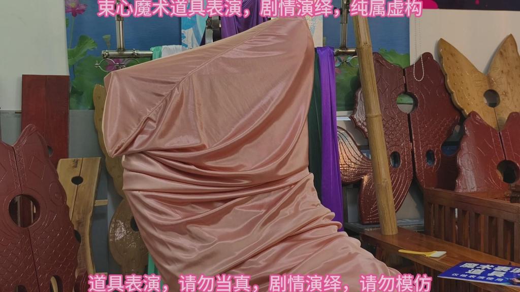 兰兰职业套裙，蒙眼，椅子捆绑固定，套了好几层丝绸布袋，旋转展示，简单剧情游戏 束心魔术道具工作室，兰兰职业套裙，蒙眼，椅子捆绑固定，套了好几层丝绸布袋，旋转展示剧情游戏，唯美风格，本工作室摄影技术和剧情拍摄相对一般，无法和专业的摄影师相比，购买本工作室视频请知悉本工作室拍摄的视频短剧内容也许并不专业，本工作室各种古代道具断头台，古装捆绑剧情游戏，金属，木质道具，枷锁，金属站立枷，魔术木笼囚笼拘束架道具审xun椅，各种拷镣等魔术笼子等道具，本工作室秉持，绿色，健康，唯美，解压，为原则，可以体验定拍.            妖狐吧定拍 ，女生加入本工作室  （本工作室只收女生，只收女生，只收女生，很多男生cd问收不收的，我将不再回复！）         qq：3329311459              骗子勿扰，事多者勿扰！！！