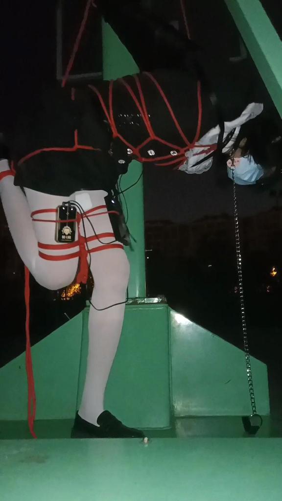 凌晨了，去河堤上走走 在家摸鱼好好的，突然就被捆上车带到河堤去了（自愿的），凌晨河堤上没什么人，开着郊狼 训练器直接就在河堤上跑了起来，看我这么不老实就找了个地方给我栓楼梯上了<br>在河堤上走了好久，下面刚好有个公园篮球场，就下去看看，结果心血来潮又给我吊上了，不过这次绳子没抗住散了<br>这次就是纯粹的露出散步，虽然路上没什么人，但摩托车和老大爷还是有的，没什么类容就便宜卖了
